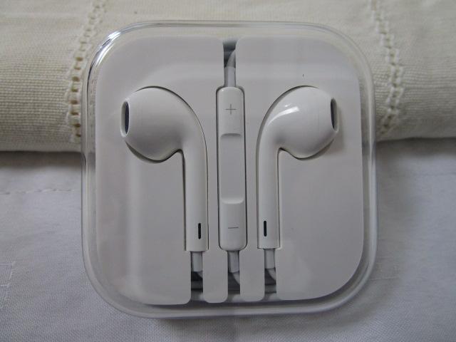 Apple���� �L���C���z�� 3.5mm�W���b�N ���ʒ����{�^���t�� �z���C�g�f�U�C�� ���g�p ���J���ς�N �̎ʐ^1