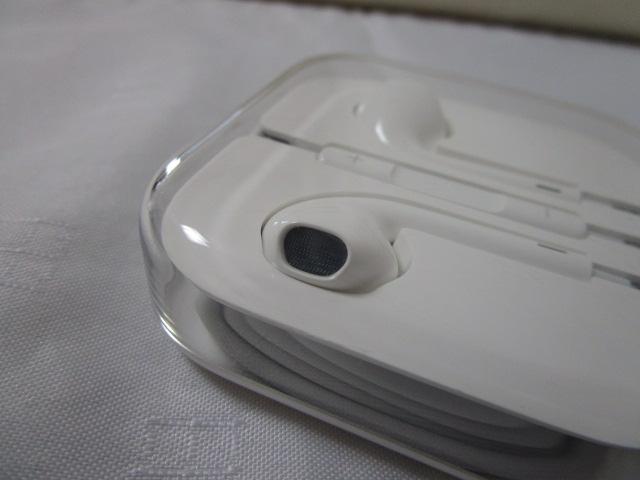 Apple���� �L���C���z�� 3.5mm�W���b�N ���ʒ����{�^���t�� �z���C�g�f�U�C�� ���g�p ���J���ς�N �̎ʐ^4