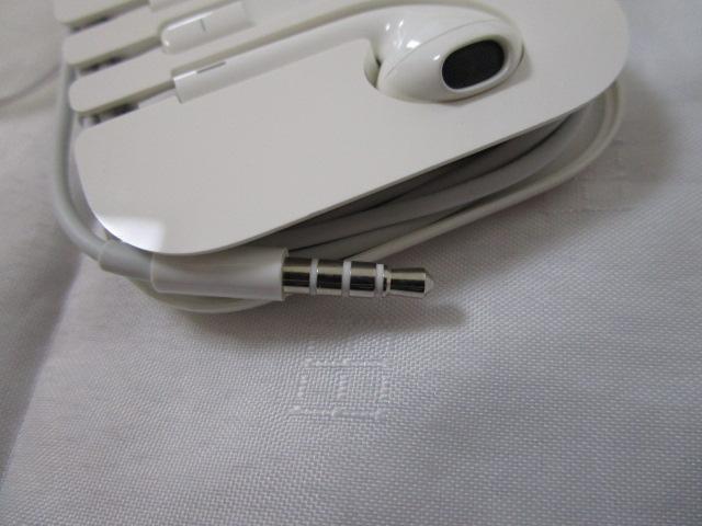 Apple���� �L���C���z�� 3.5mm�W���b�N ���ʒ����{�^���t�� �z���C�g�f�U�C�� ���J���ς�A �̎ʐ^3