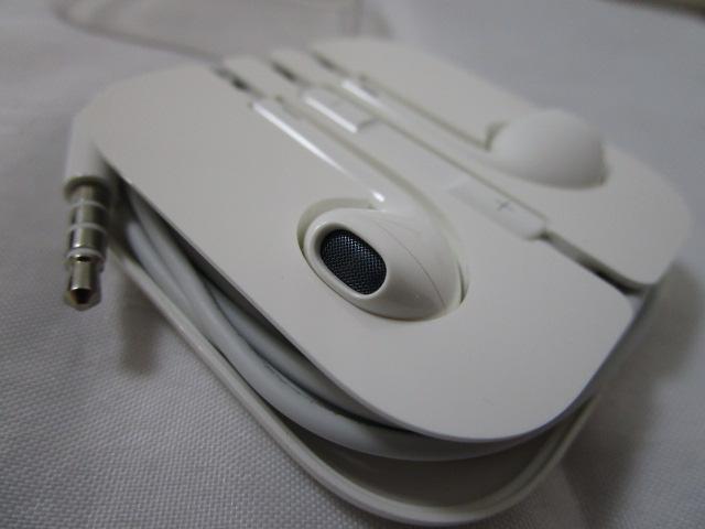 Apple���� �L���C���z�� 3.5mm�W���b�N ���ʒ����{�^���t�� �z���C�g�f�U�C�� ���J���ς�A �̎ʐ^4