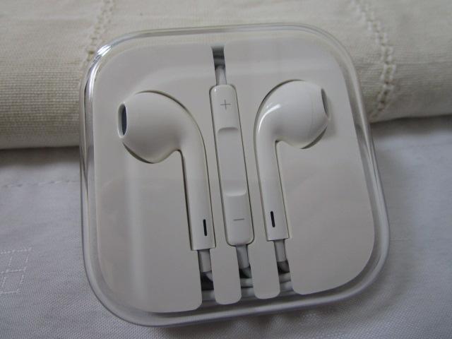 Apple���� �L���C���z�� 3.5mm�W���b�N ���ʒ����{�^���t�� �z���C�g�f�U�C�� ���J���ς�A �̎ʐ^7